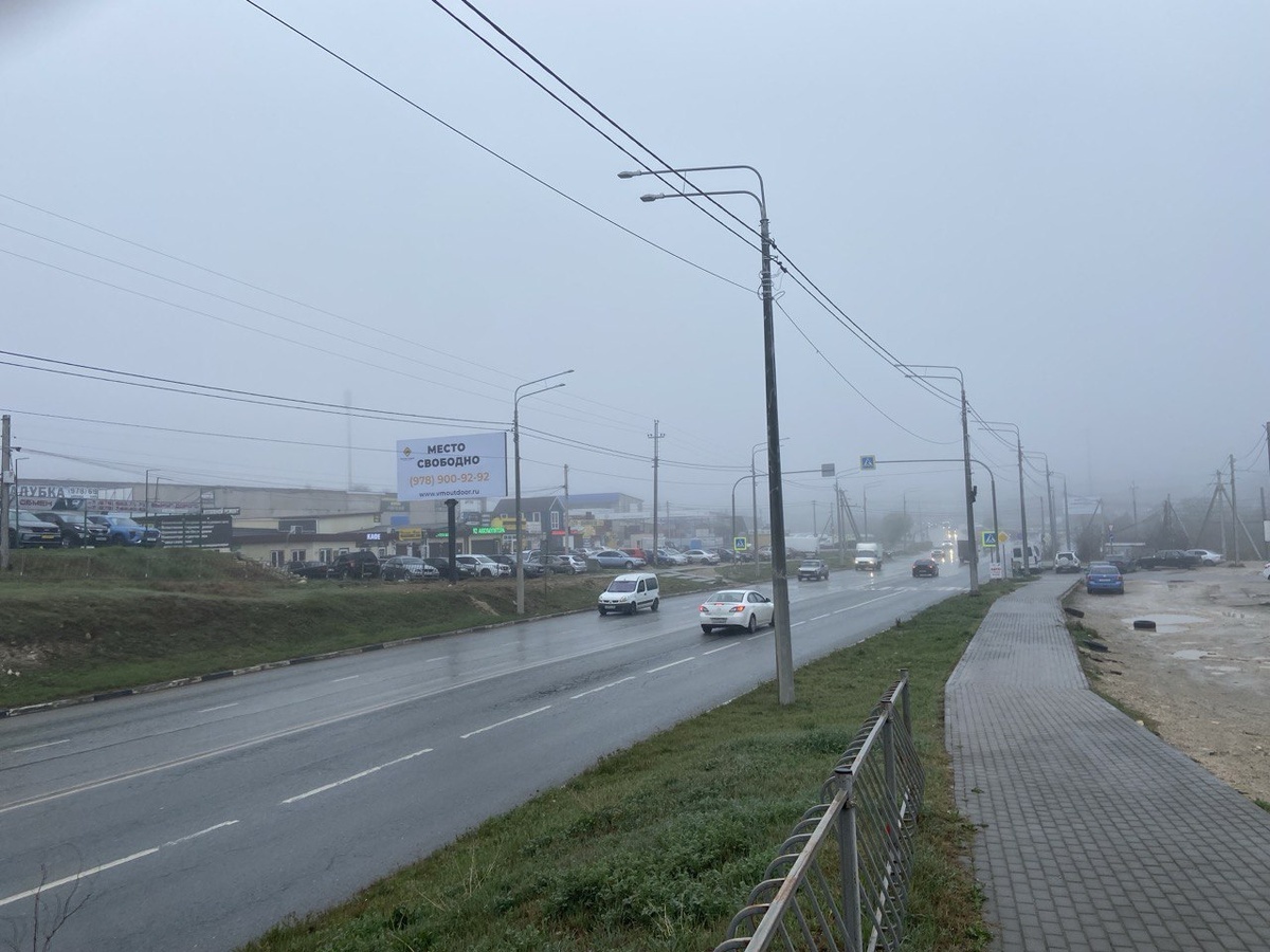 Невидимый враг на дороге.Туман — один из самых коварных природных явлений, превращающий привычную дорогу в ловушку.                                                                                   
  Он обманывает восприятие, искажает расстояния и маскирует опасности. Весной, когда тает снег, или у моря, где влажный воздух создает плотную пелену, туман становится причиной сотен аварий.