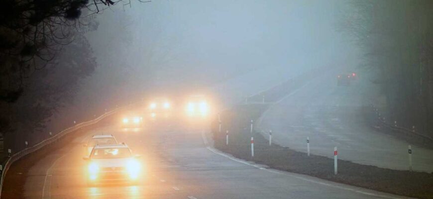 Почему он так опасен? Как не стать жертвой оптического обмана? И какие правила помогут выжить на дороге, когда видимость стремится к нулю?