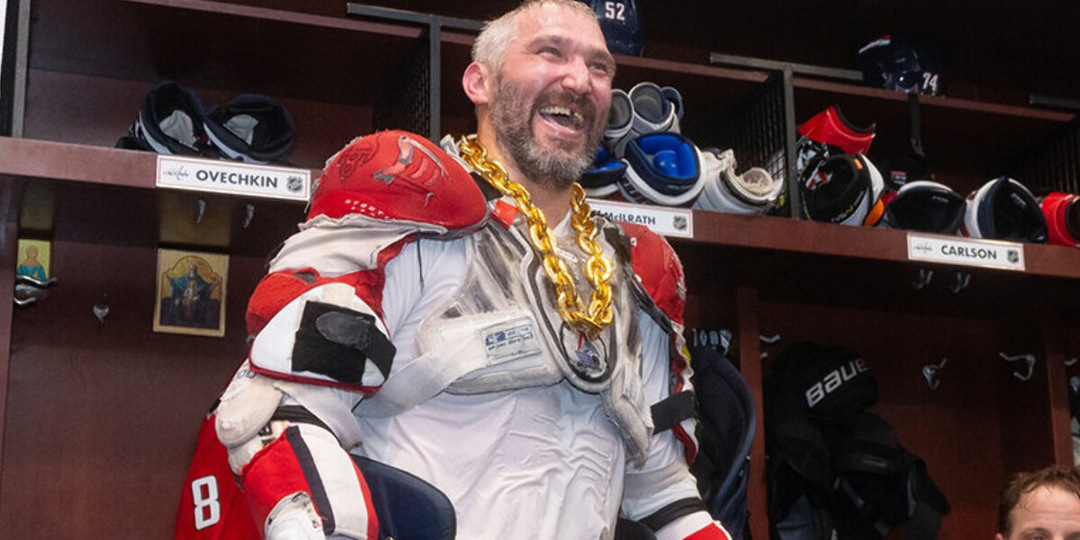 Что творилось в раздевалке «Вашингтона»? Душ из пива для Овечкина, он преклонил колено перед Гретцки