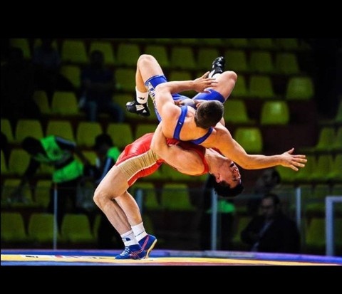 Боре́ц — участник борьбы.Борцовская схватка может состояться как с практической целью (боевые действия, самооборона и т. п.), так и с состязательной целью, в рамках спортивной борьбы, и в последнем случае проводится по определённым для каждого вида борьбы правилам и с использованием определённых приёмов борьбы. Борьба характеризуется взаимным преодолением сопротивления с помощью применения разрешённых правилами соревнования специальных технических и тактических действий. Боре́ц — участник борьбы.Борцовская схватка может состояться как с практической целью (боевые действия, самооборона и т. п.), так и с состязательной целью, в рамках спортивной борьбы, и в последнем случае проводится по определённым для каждого вида борьбы правилам и с использованием определённых приёмов борьбы. Борьба характеризуется взаимным преодолением сопротивления с помощью применения разрешённых правилами соревнования специальных технических и тактических действий. Целью схватки борцов является победа одного из соперников, выражающаяся в установлении контроля над другим соперником, пресечении его возможных дальнейших действий, подготовке своих дальнейших действий. С практической точки зрения этого можно добиться путём причинения смерти или травм противнику; с точки зрения спортивной борьбы, в зависимости от её вида, это выражается в том, что оппонент вынужден занять невыгодное положение (как правило лёжа на спине), быть обездвижен, испытывать угрозу травмы или асфиксии. Для достижения этих целей борцы используют приёмы борьбы, позволяющие сбить соперника с ног и повалить его на землю (различные виды бросков), обездвижить соперника (удержания), травмировать соперника (болевые приёмы), задушить соперника (удушающие приёмы). Арсенал возможных приёмов в спортивной борьбе ограничен её правилами. Кроме того, в некоторых видах борьбы оцениваются также действия борцов, которые почти полностью связаны с состязательным элементом:так, в сумо целая группа приёмов посвящена вытеснению противника за границы