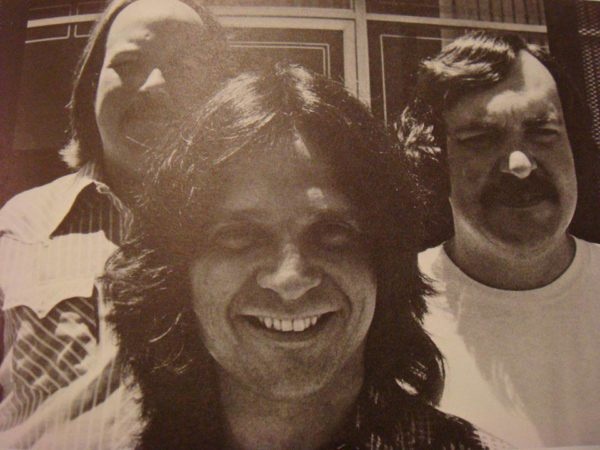 Джек Максон (директор/FOH инженер), Джек Калмс (со-основатель и президент) и Расти Брутче (директор/FOH инженер) - https://misakyan.com/blog/tag/vari-lite/