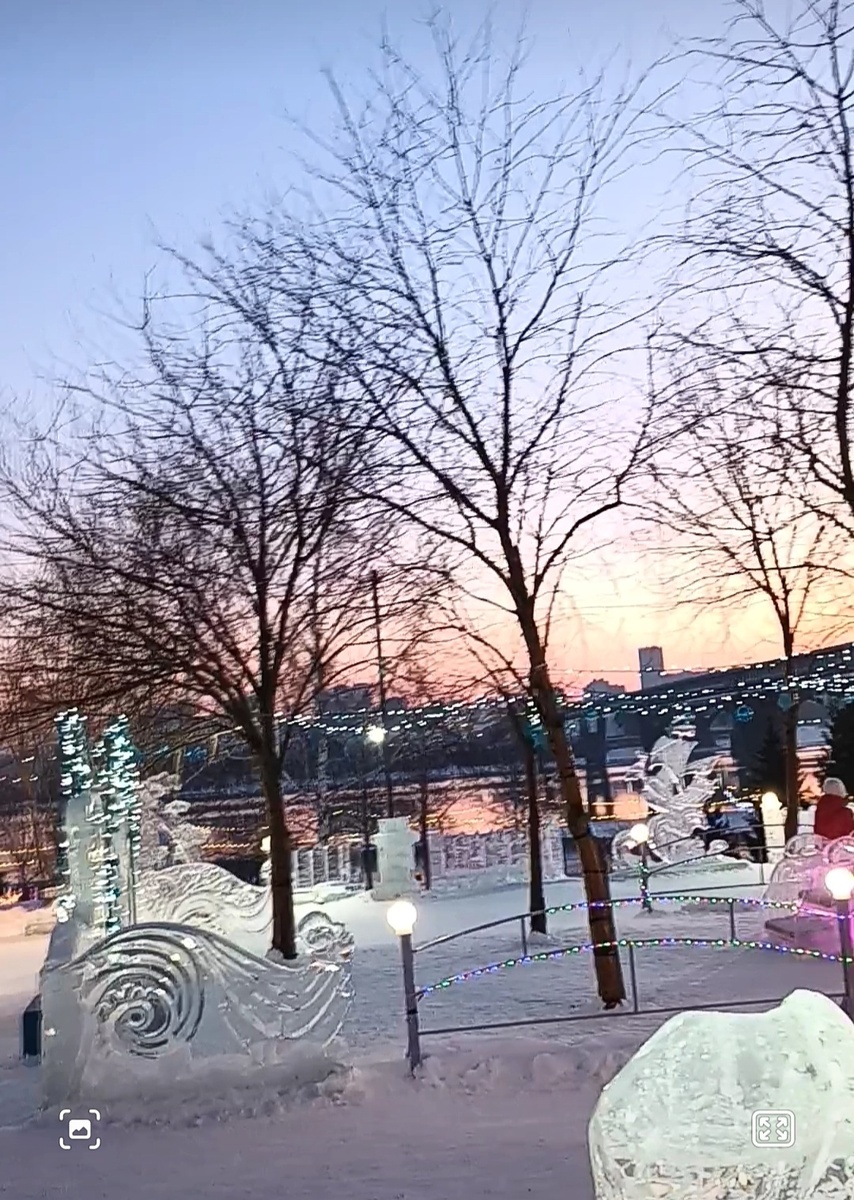 Ледовый городок в закате прекрасен