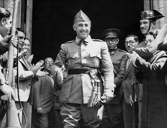 Лидер фашисткой хунты, захватившей в итоге власть в Испании - Франциско Франко вместе со сподвижниками.Из открытых источников