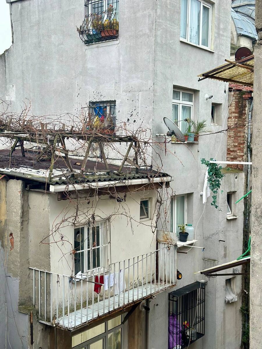 Где дверь на болконе? Как туда попали вещи?)))