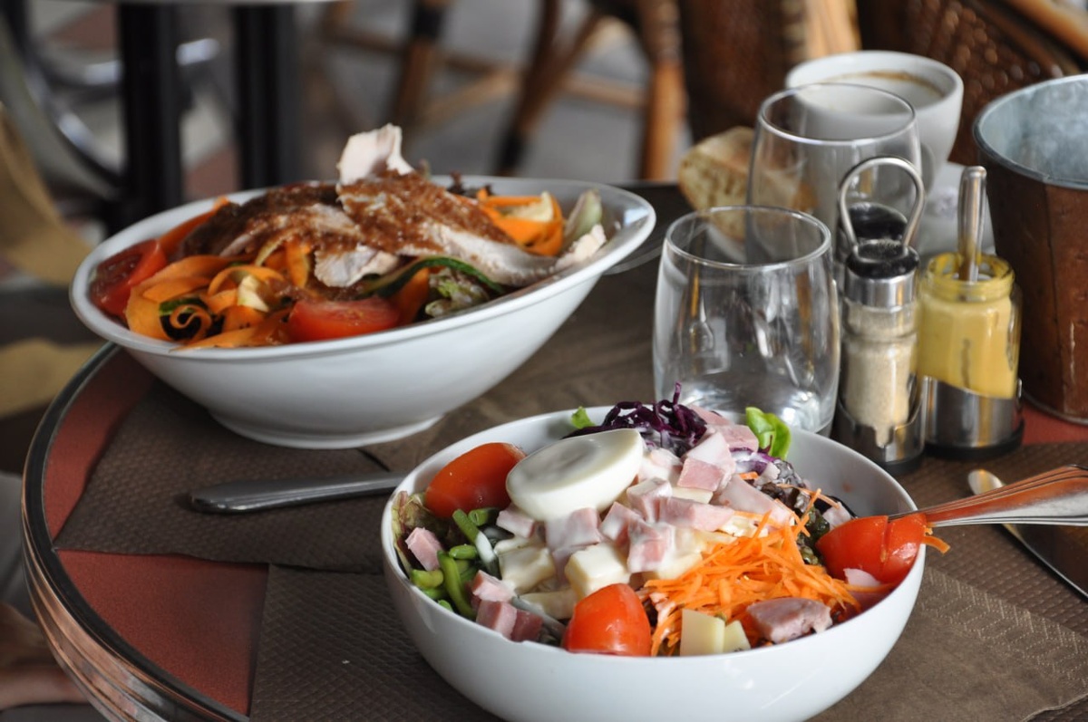 Огромные порции салата в Париже. Снизу зелень