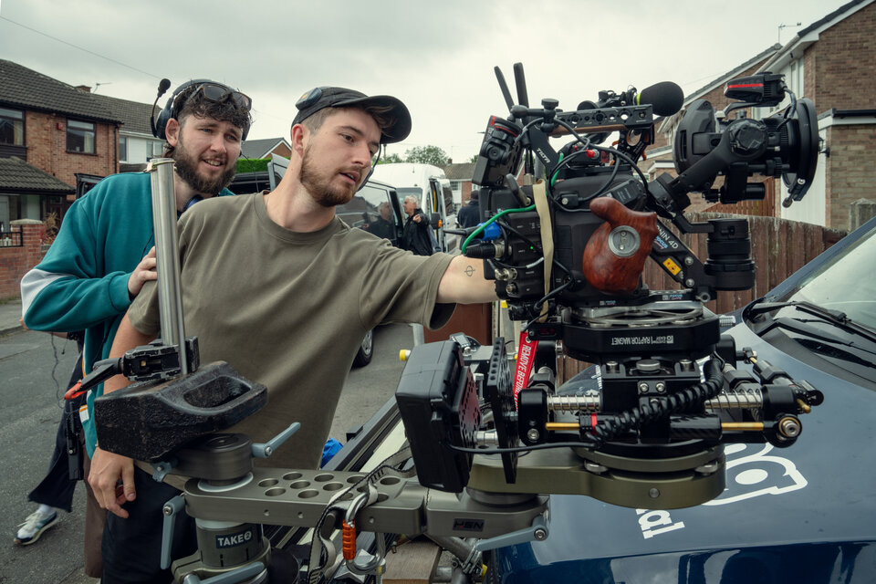    Оператор Мэттью Льюис на переднем плане