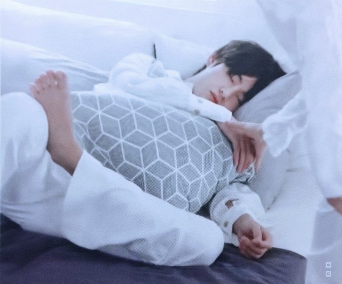 Кто-то из своих будит нежно за ручку. 