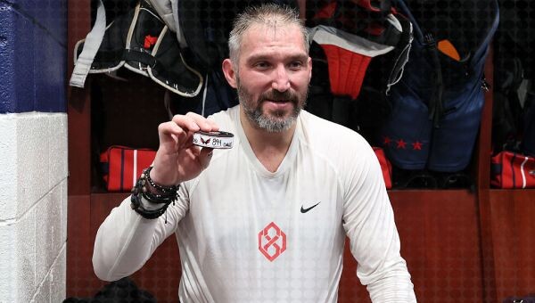 Александр Овечкин позирует с 894-ой шайбой в раздевалке