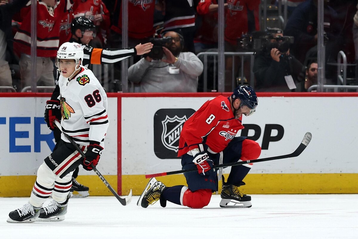 Александр Овечкин празднует 894-ую шайбу