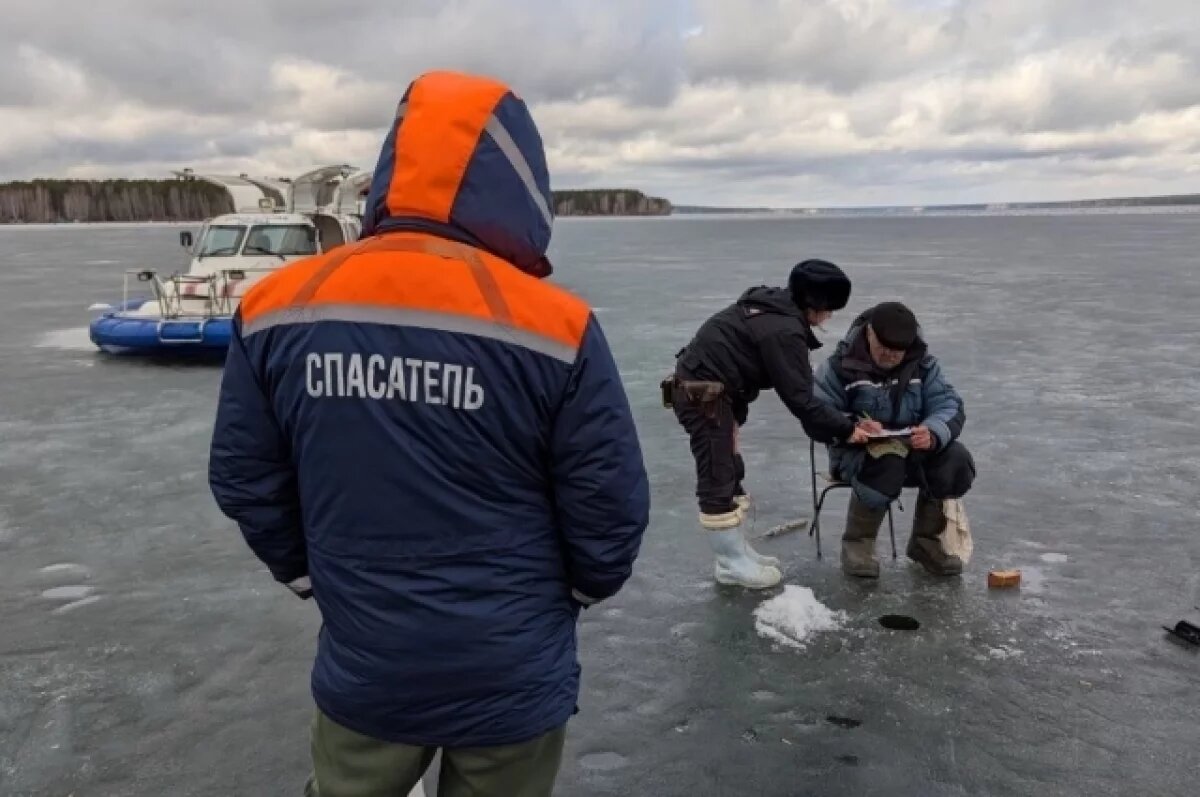    Уральские рыбаки продолжают рисковать жизнями на весеннем льду