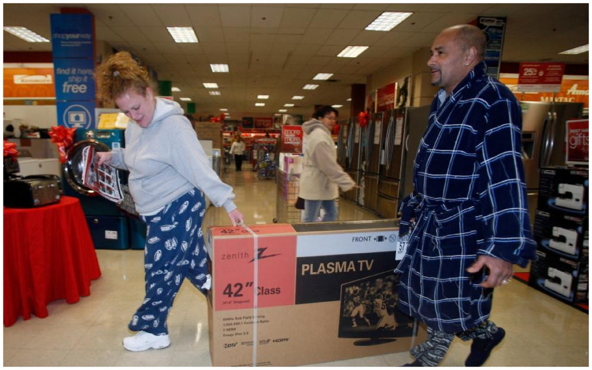 Счастливые американские покупатели. Фото из открытых источников.