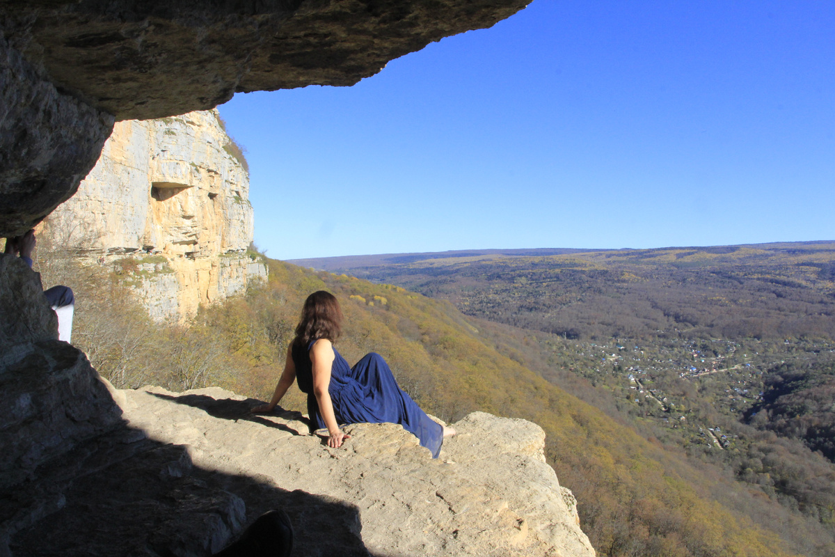  Привет! Меня зовут Евгения. Живу в  Краснодаре, люблю  выезжать в горы, к морю и вообще по природным достопримечательностям Юга России и Крыма. На моём канале  рассказываю не только об интересных местах, но и как туда добраться, сколько стоит и т.п., а ещё мне нравится размещать побольше фотографий.  Подписывайся, если тебе интересно это направление. Фото: Книга Приключений