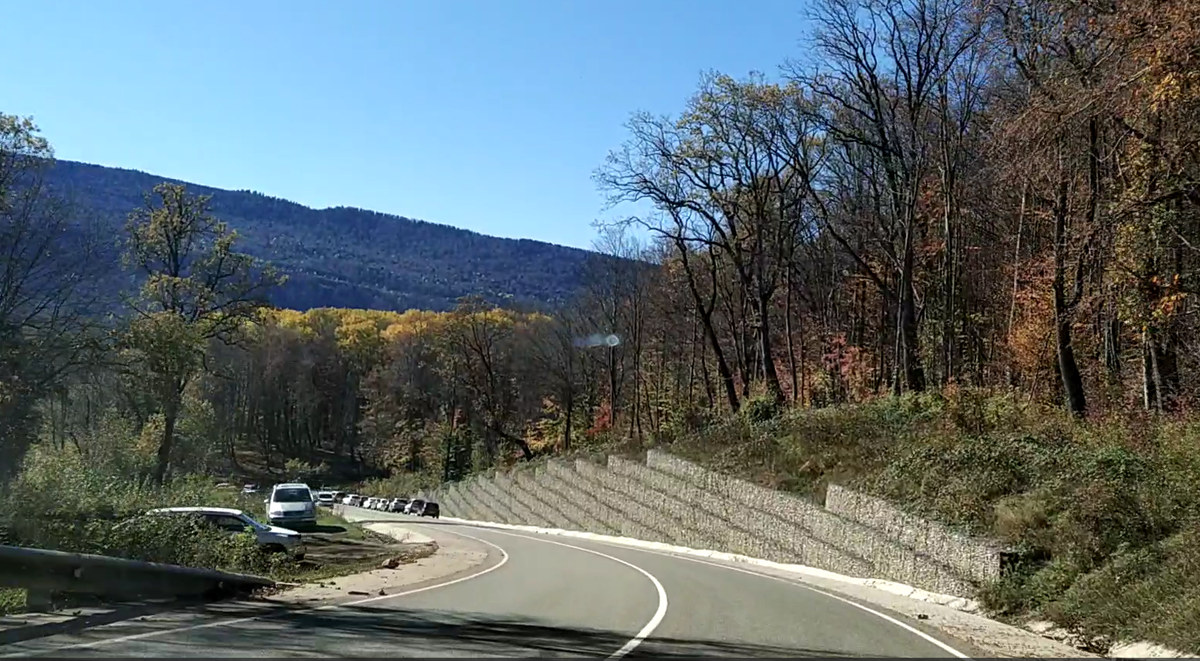 Пятница. Октябрь. А сколько желающих посмотреть с высоты  орлиного полёта на Мезмай. Фото: Книга Приключений