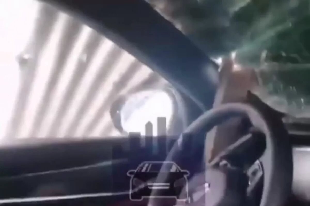    Появилось видео из салона машины, на которую в Красноярске упал кусок крыши