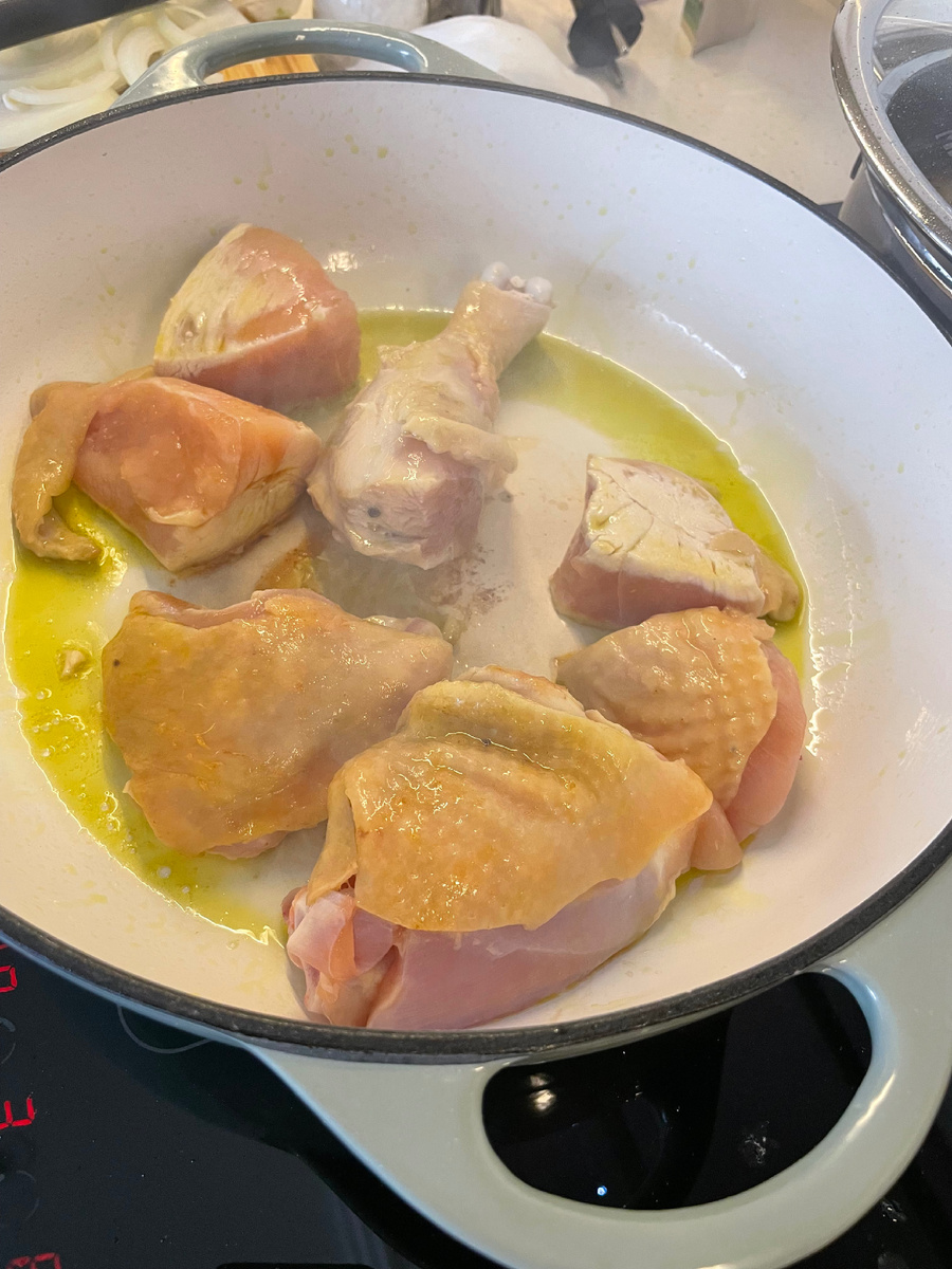 Кусочки курицы.