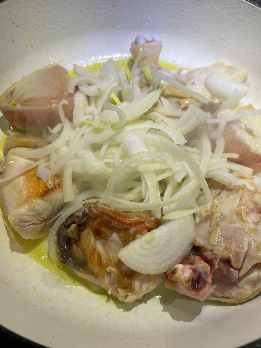 Шинкуем лук.