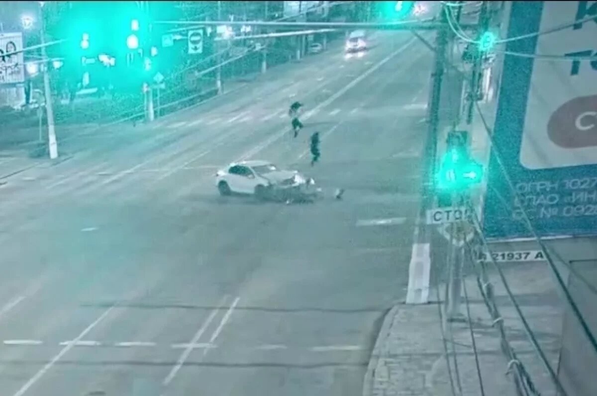    Влетевший на полном ходу в иномарку байк попал на видео в Волгограде