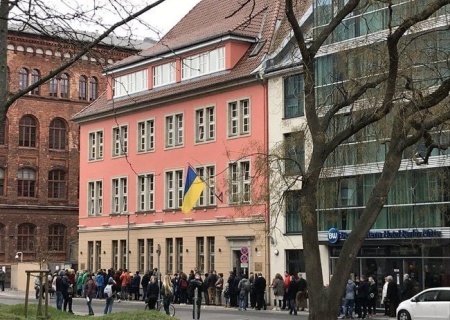    Уехавших в Европу украинских мигрантов оставят без голоса. ЦИК заранее расписывается в беспомощности организовать голосование