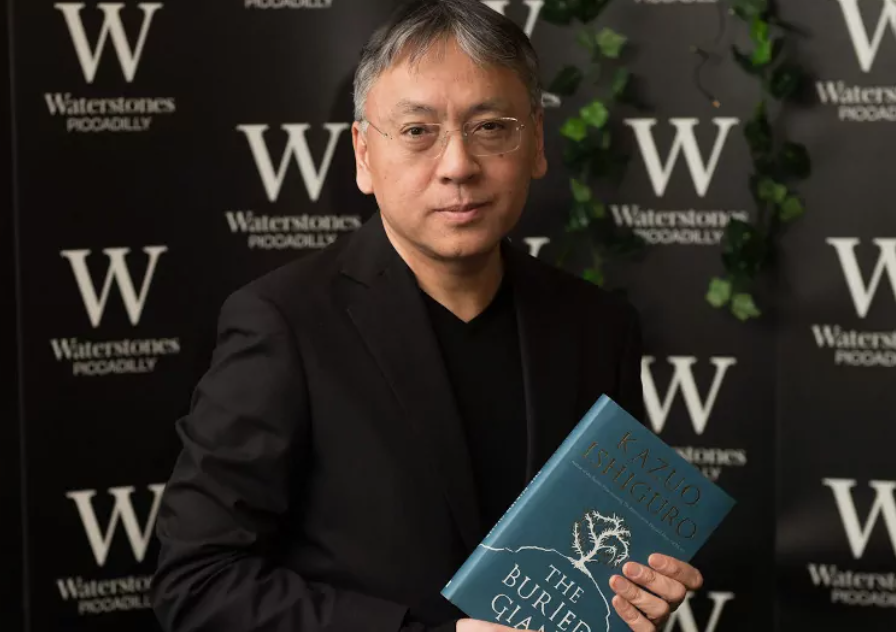 Кадзуо Исигуро с книгой «Погребённый великан». Источник: aif.by