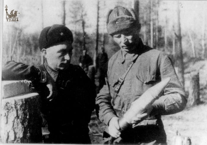Со снарядом в руках Василий Чичелов. Рядом с ним начальник артснабжения Шишкин. Фото из музея Тулы