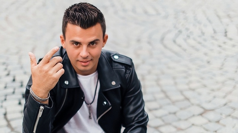 Кирилл Евгеньевич Туриченко — украинский и российский музыкант, певец и актёр. С 2013 года — солист группы «Иванушки International». Полуфиналист 2 сезона шоу «Маска» на НТВ и шоу «Голос Украины. Новая История» на телеканале «1+1», финалист второго сезона шоу «Аватар». Участник шоу «Шоумаскгоон», «Фактор страха» и «Конфетка». Фото доступное в ресурсах интернета.