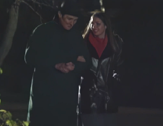 Внимание сыщиков привлёк пожилой мужчина с юной девушкой. 