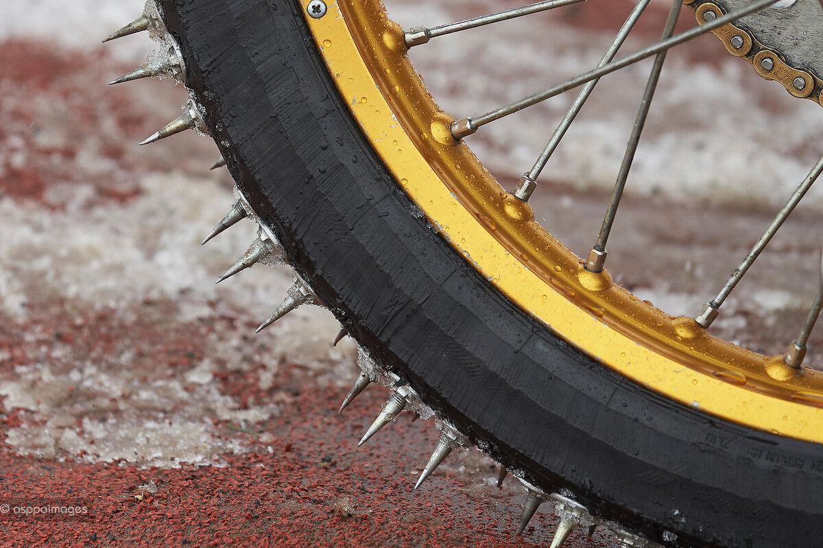 Колесо с шипами спидвейного мотоцикла. Фото: Александр Серёгин (Россия), АСППА ИМАДЖЕС, 2025