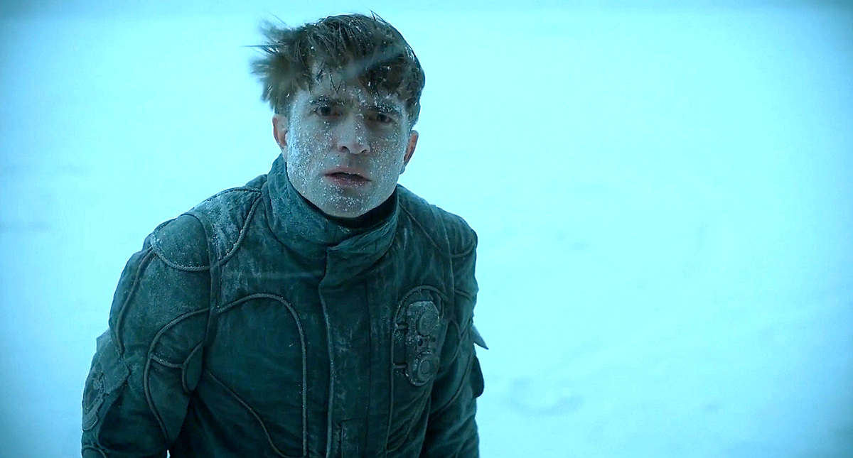 Кадр из фильма "Микки 17". Примерно так же и я смотрел это кино и думал, что происходит?