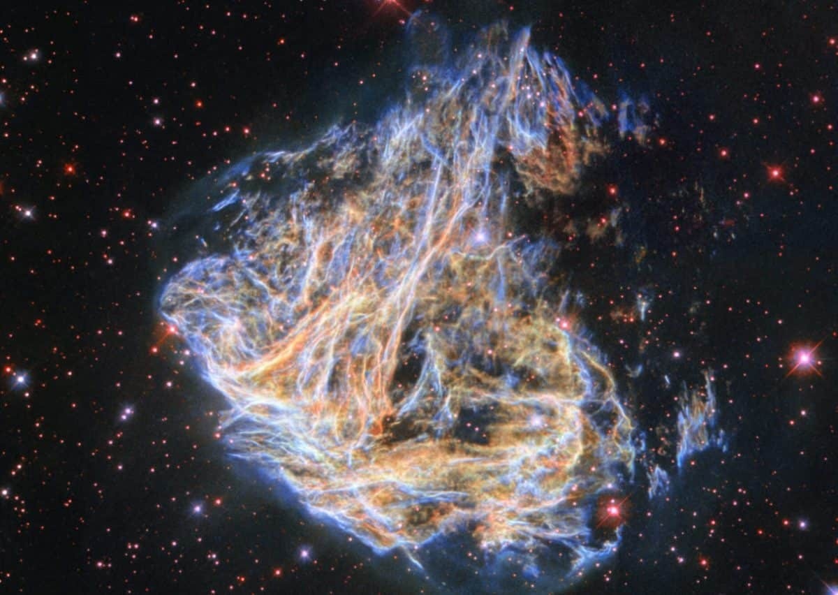 Фото туманности от взрыва сверхновой, где были заметны относительно четкие волокна. 