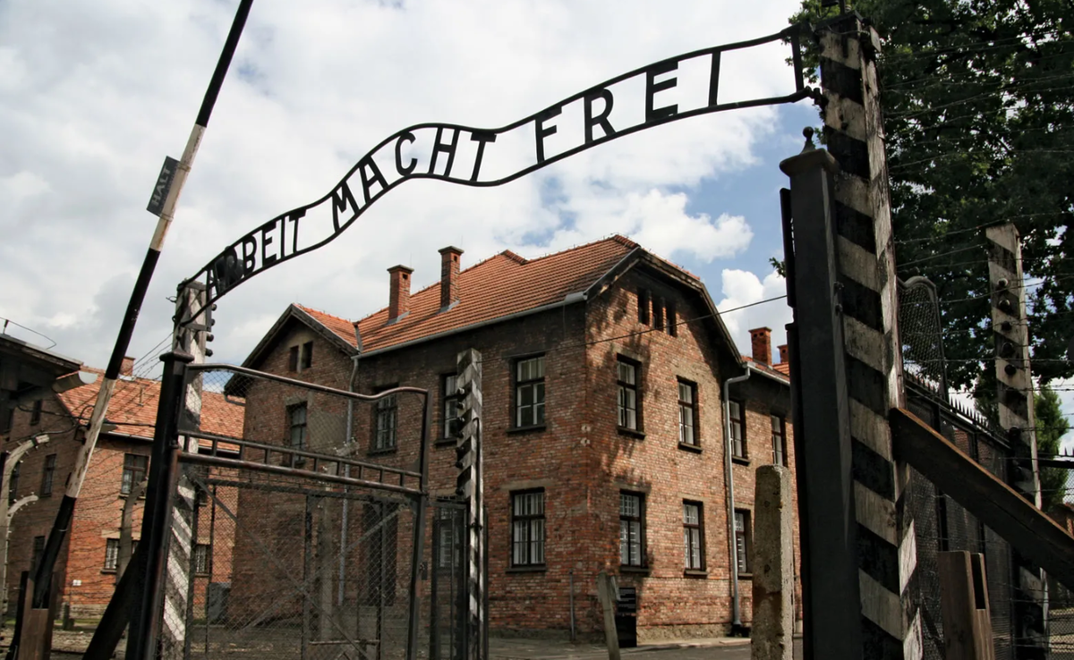 Освенцим: входные ворота. Входные ворота концентрационного лагеря Освенцим, недалеко от Кракова, Польша; надпись гласит «Arbeit Macht Frei» («Труд освобождает»). 