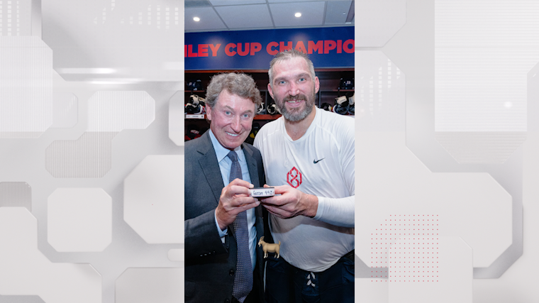    Гретцки презентовал Овечкину его рекордную шайбу в НХЛ. Фото: Instagram*/capitals