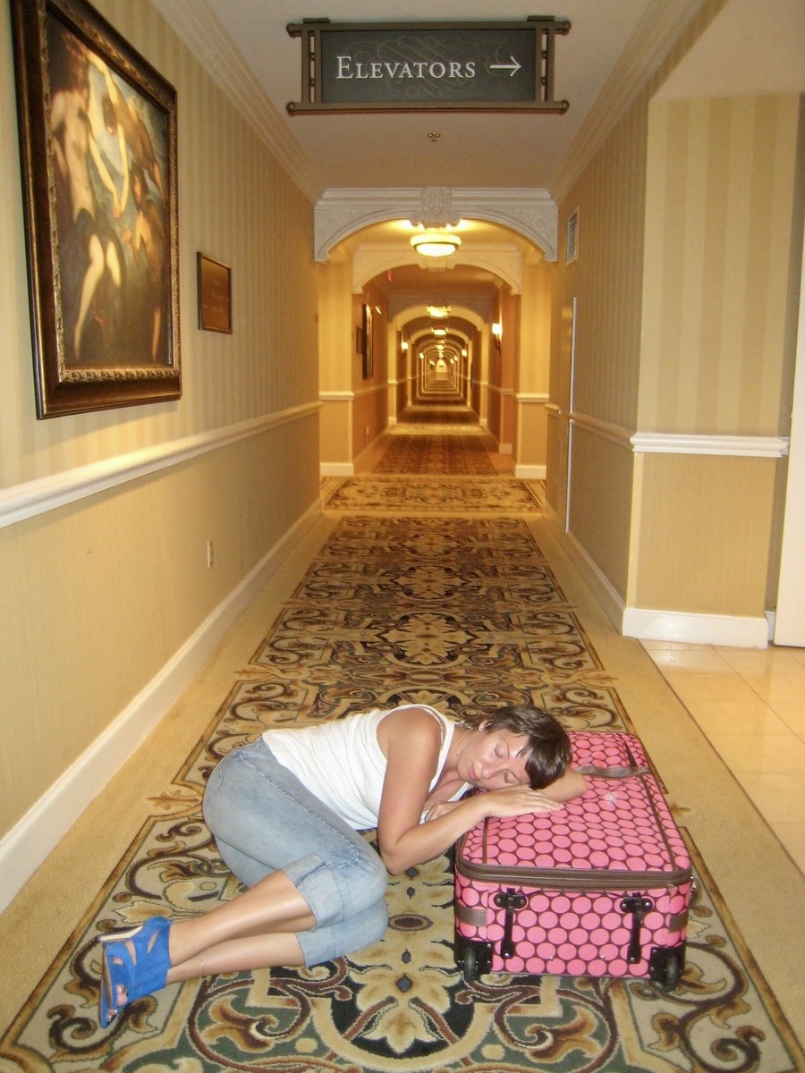 Автор чемодан собирал, устал и прилег отдохнуть 