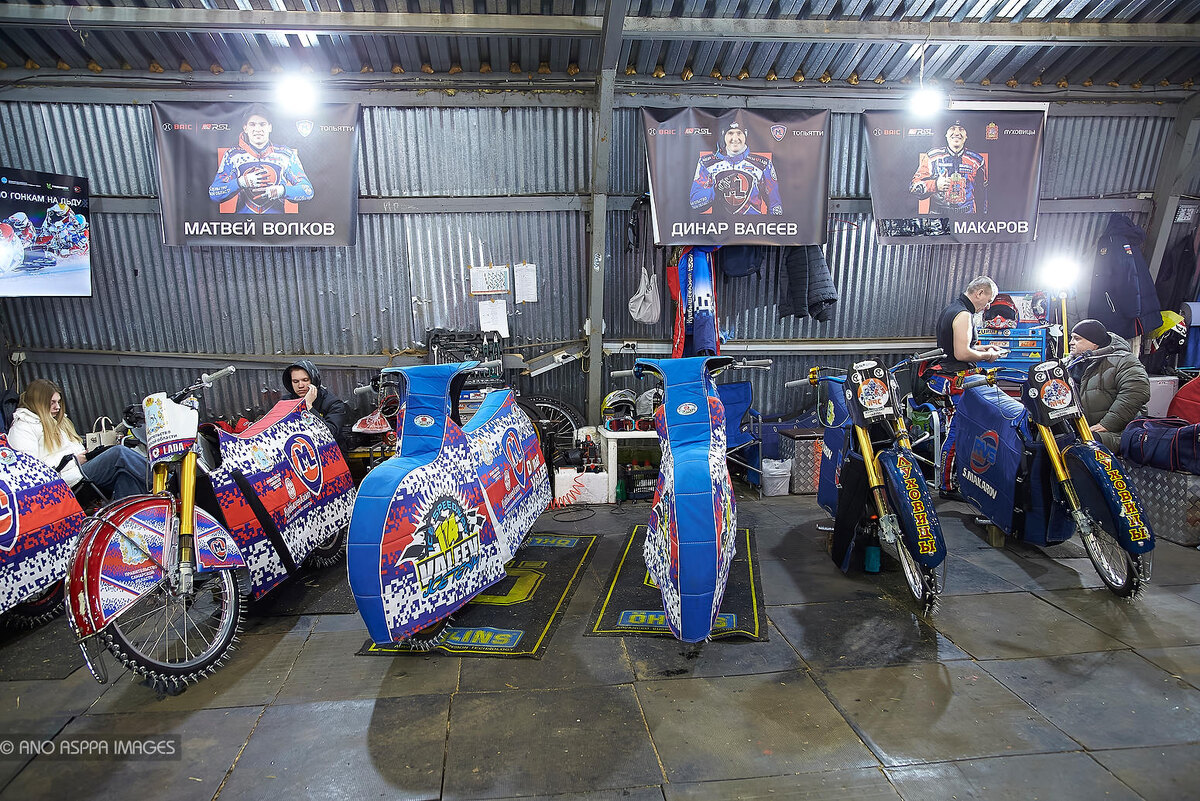 Внутри бокса, где размещаются команды и их мототехника. Фото: Александр Серёгин (Россия), АСППА ИМАДЖЕС, 2025