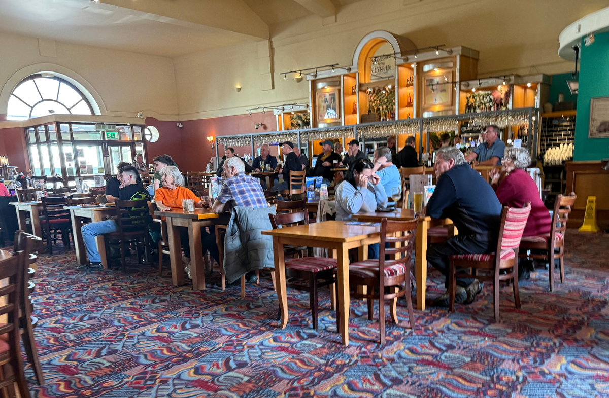 Паб "Уэзерспунс" в Тредегаре. Местные смотрят какую-то спортивную трансляцию на большом телевизоре. Фотография из личного архива. 