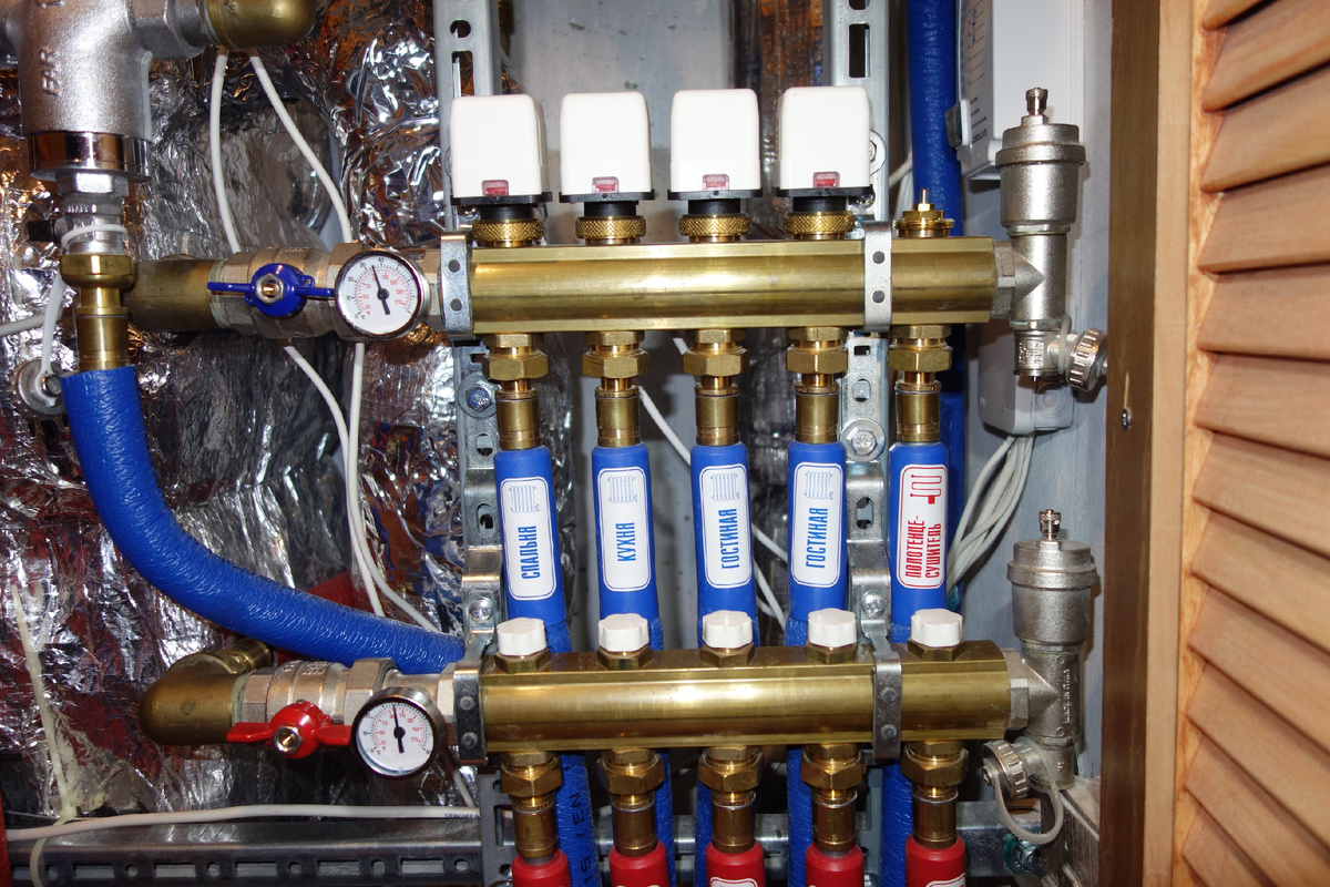 Термоэлектрические приводы (ПТЭ) на клапанах терморегулирования коллектора отопления