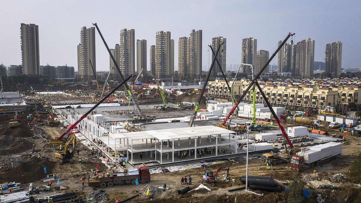 Страна, которая ещё сорок лет назад была в глубокой экономической яме, ныне рьяно возводит небоскребы. 