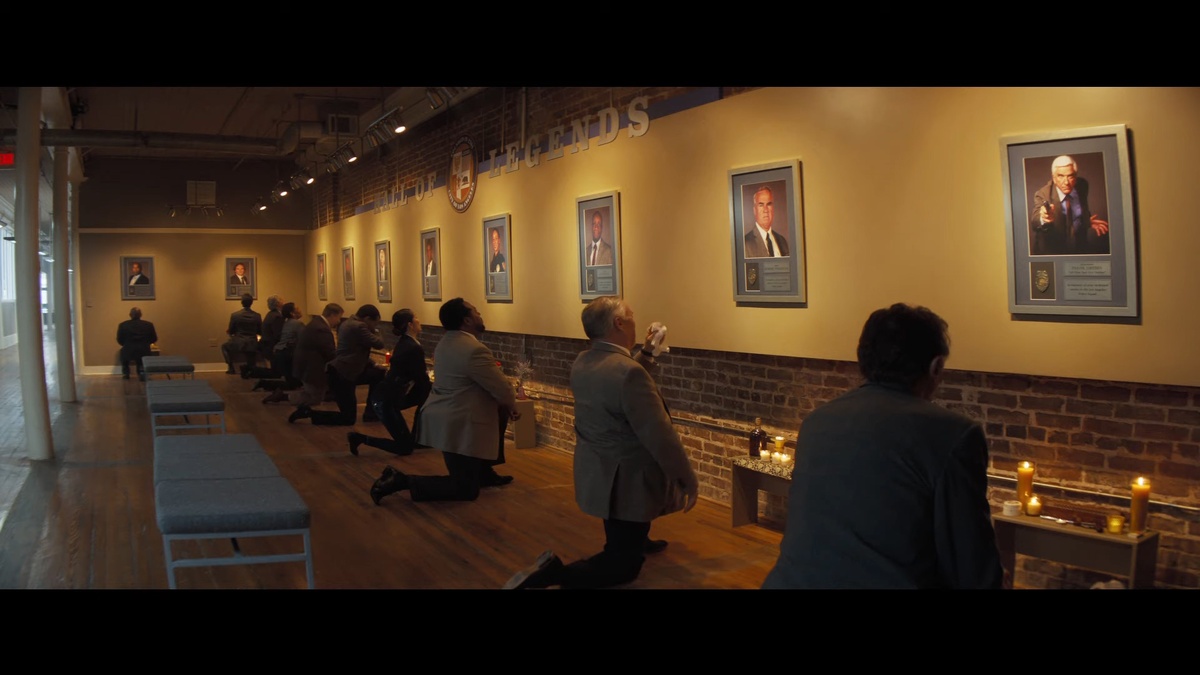 Потомки героев оригинального фильма у портретов родителей