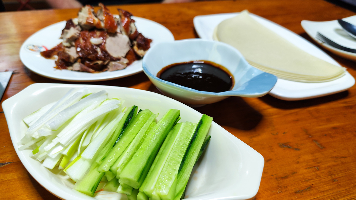 Утка по-пекински в одном из кафе бухты Дадунхай 