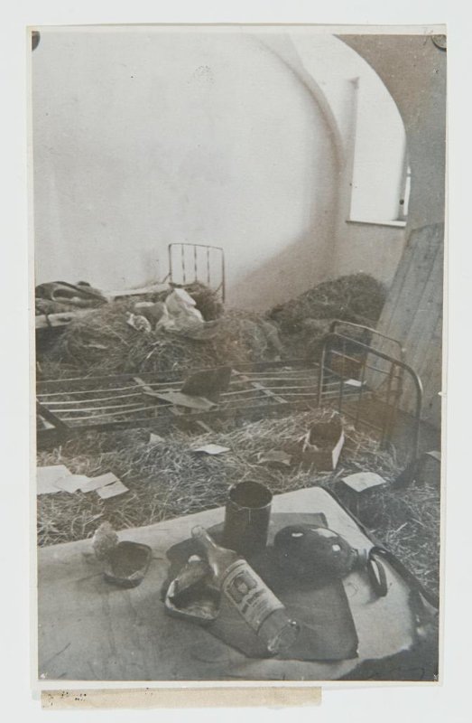 Кнорринг О. (Фотограф). Фотохроника ТАСС  Комната со сводами, где Л.Н.Толстой писал "Войну и мир", обращённая немцами в казарму. Ясная Поляна. ГИМ