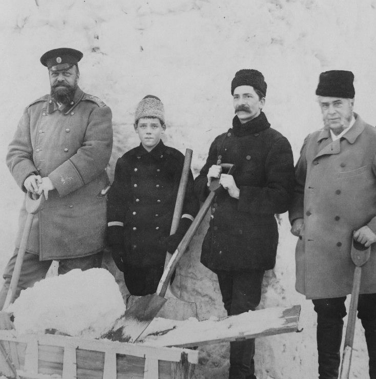 Император Александр III строит снежную крепость с сыном Михаилом и приближенными