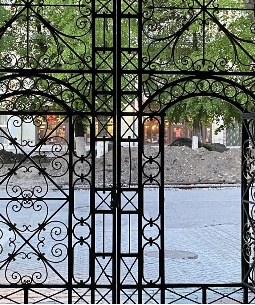 Вид из двора одного из домов на проспекте Мира