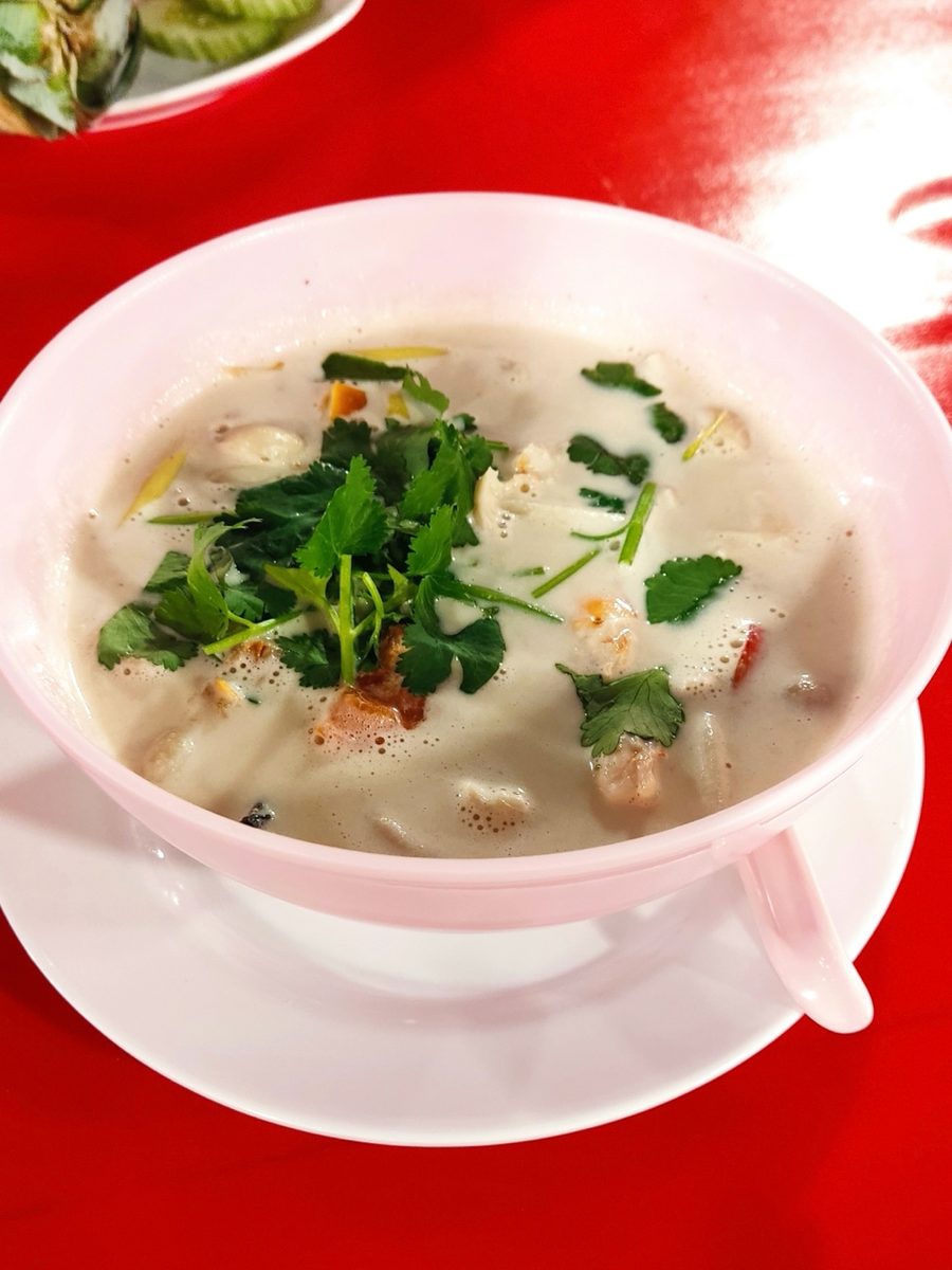 Супа Том Кха также подается в большой миске с черпачком вместо ложки