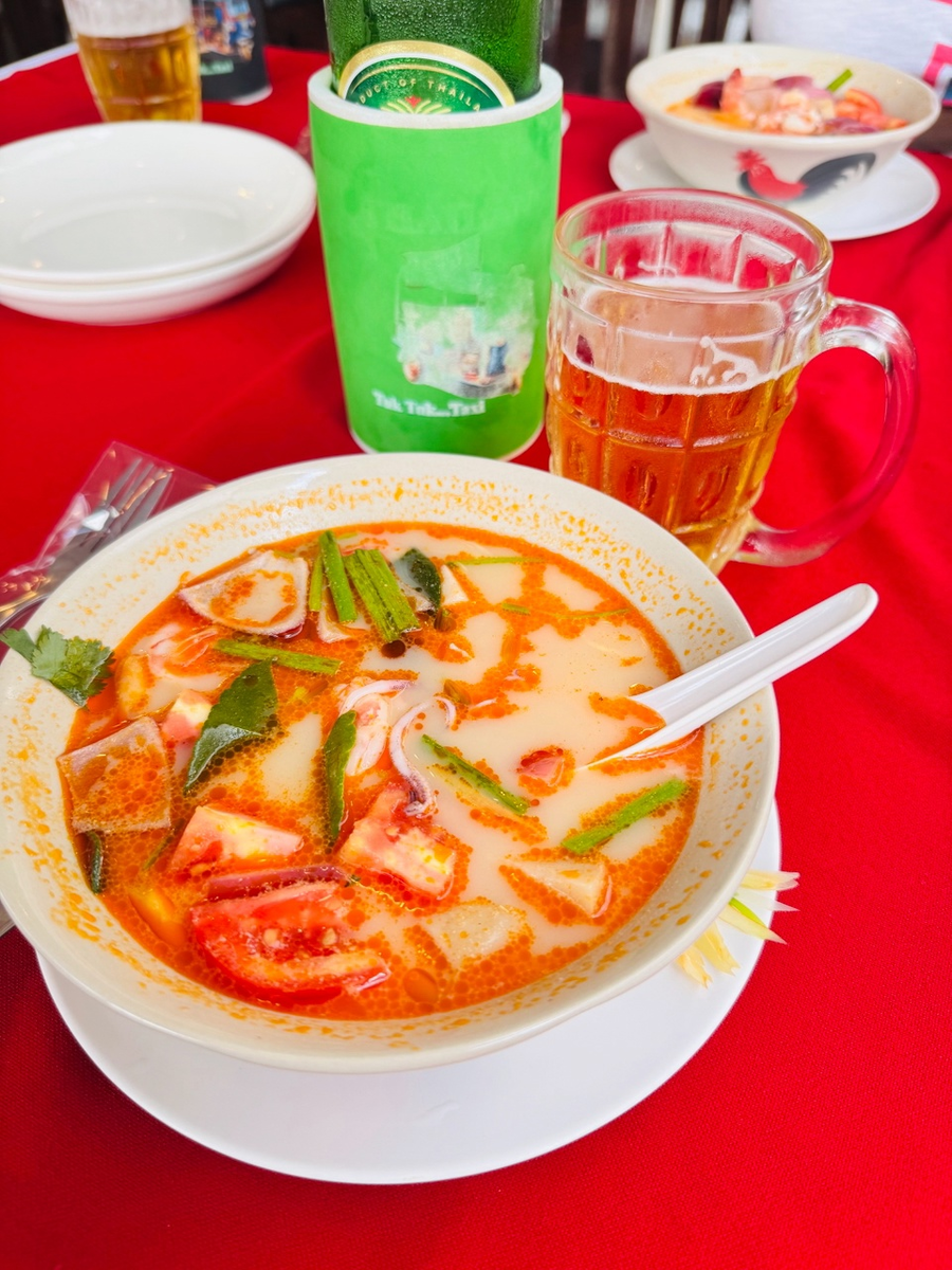 Суп Том Ям подается в большой миске, а вместо привычной ложки к нему подают специальный  черпачок. Стебли лемонграсса и галангала, которые придают Том Яму особенный неповторимый вкус, не едят - их аккуратно вынимают и оставляют на тарелке