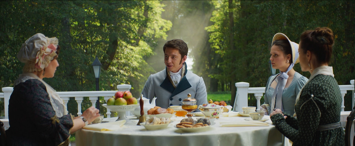 Здесь видно знаменитое "крученое" боке (зону размытости) объективов, свойственое ретро-объективам Carl Zeiss и их советским аналогам - Гелиос-44, Мир-1 и другим. Подобная оптика применяется во многих современных арт-фильмах серьёзных режиссёров, например, в «Бедных-несчастных» Лантимоса.