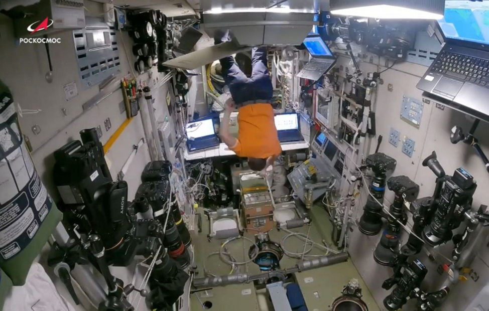 Кирилл Песков работает на центральном посту СМ «Звезда». Фото: Роскосмос