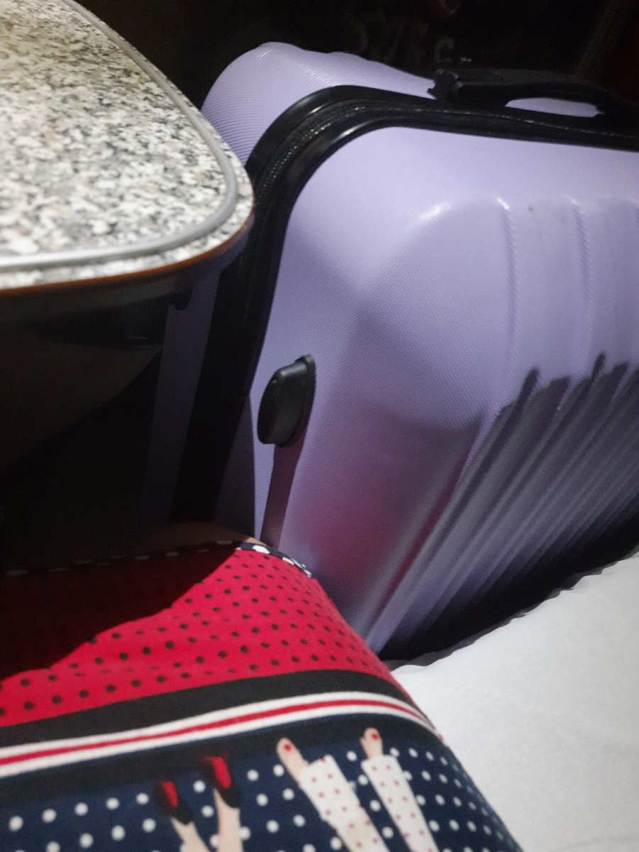 На фото видно, что чемодан даже выше столика