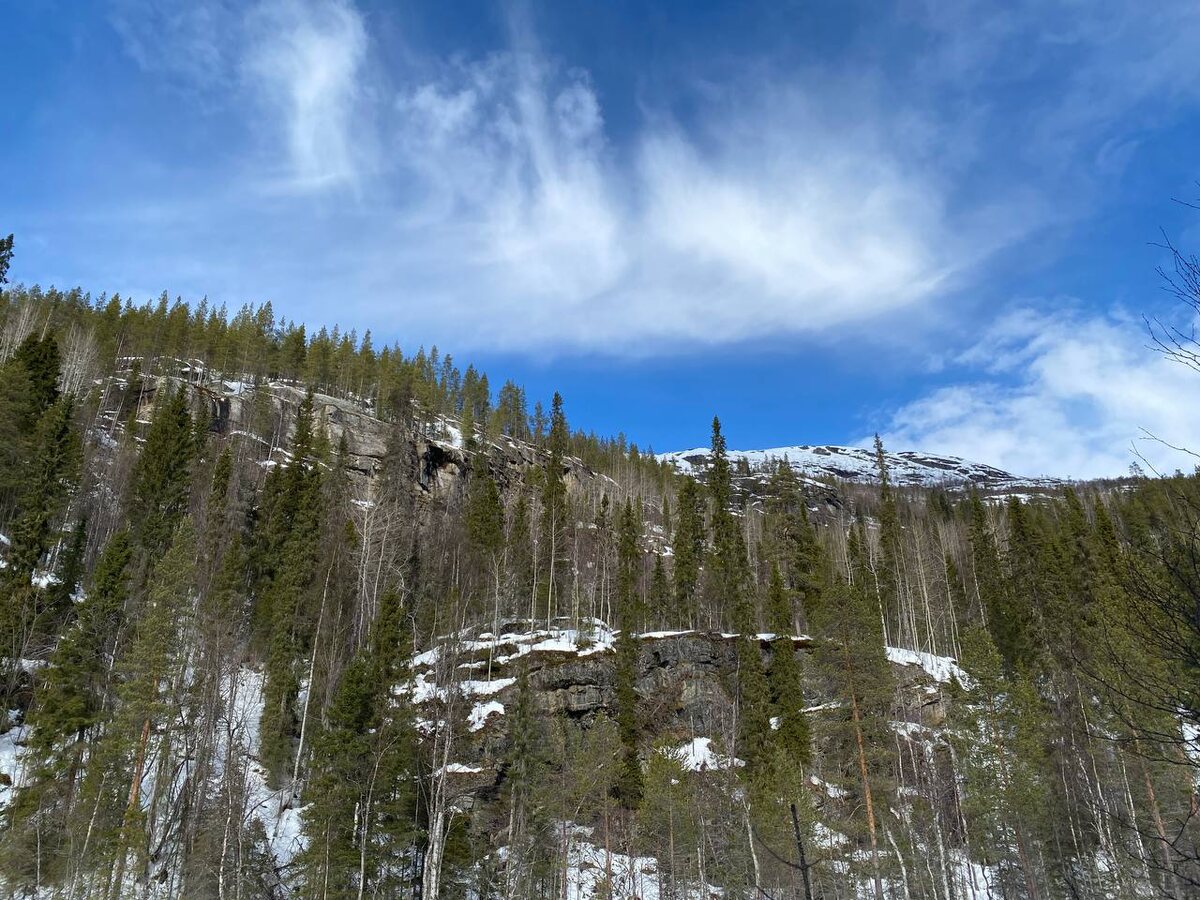 Скальные уступы, а за ними - вершина Гремяхи