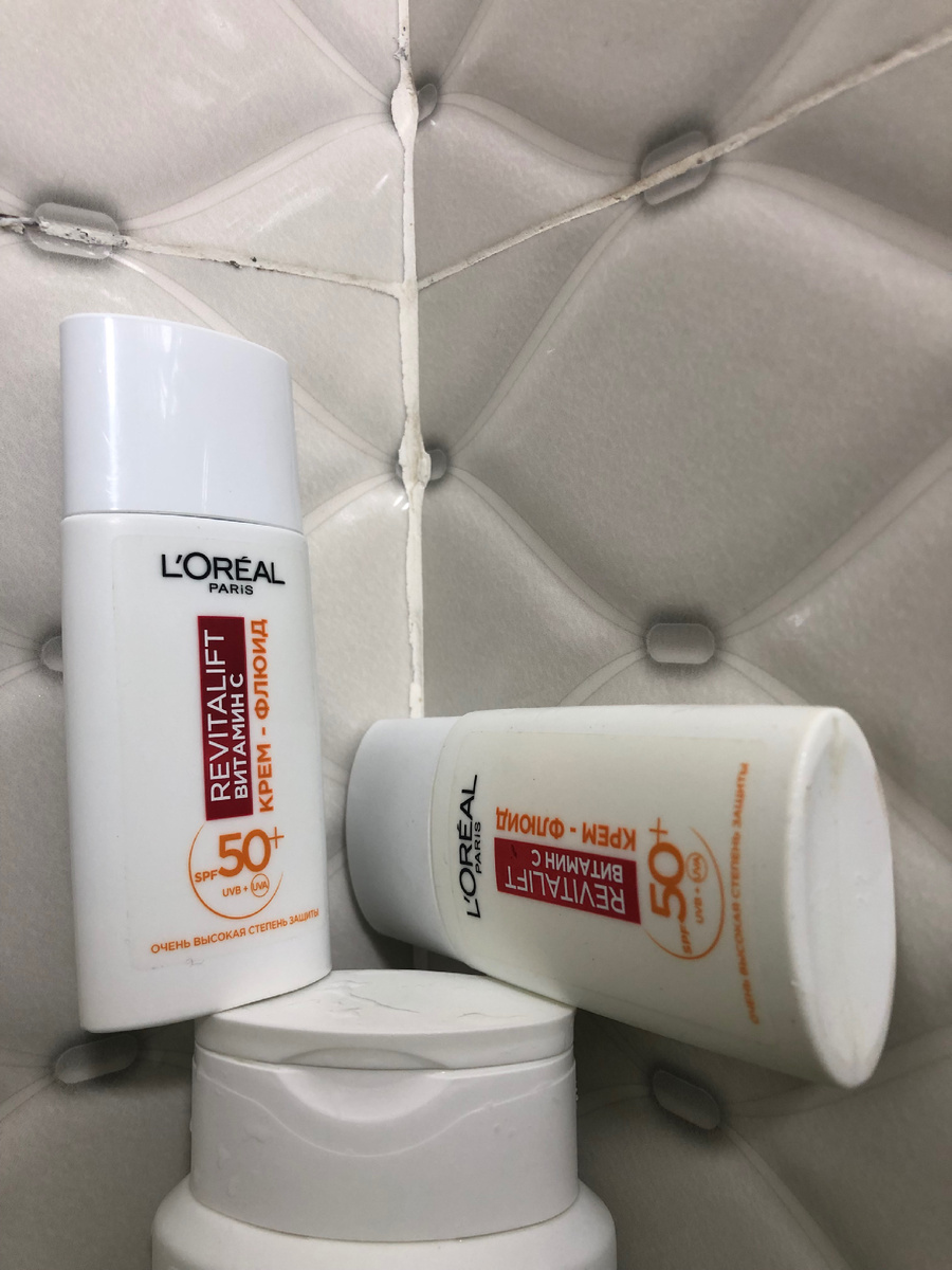 Закончилась уже вторая упаковка этого флюида. Очень нравится лаконичная и удобная упаковка. Текстура — жидкая, легко распределяется по коже. Однако при наслаивании средство может немного скатываться. При многослойном нанесении иногда появляется покраснение — вероятно, из-за содержания спирта.
Запах сначала напоминает клей ПВА, но примерно к середине флакона становится менее выраженным и практически не ощущается.