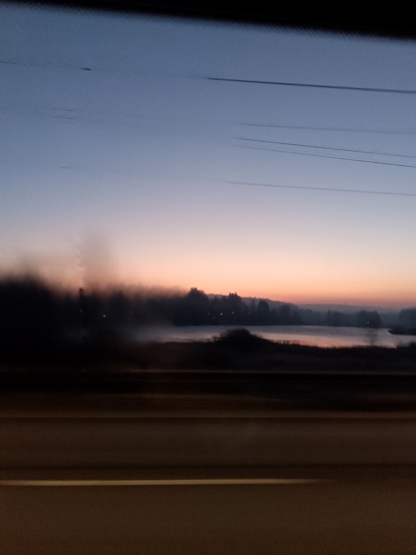 Туман на поле в предрассветный час 