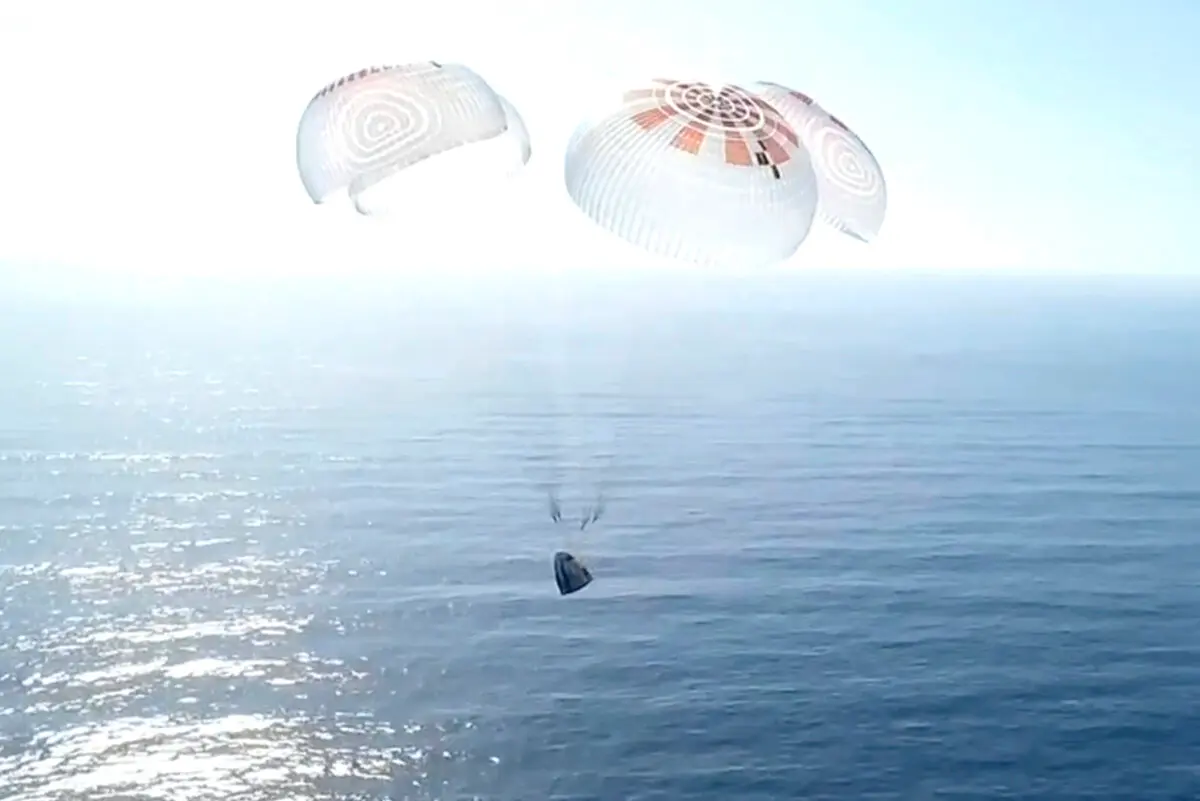 Капсула Dragon с четырьмя космическими туристами готовится к падению в Тихий океан у побережья Калифорнии 4 апреля 2025 года, кадр из видеозаписи. SpaceX via AP.